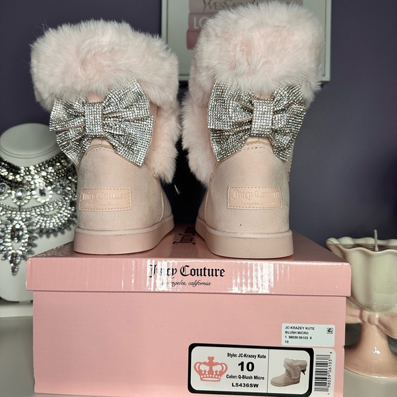 New in box Viral Pink Fur Bling Bow Juicy Couture Boots - Picture 7 of 7